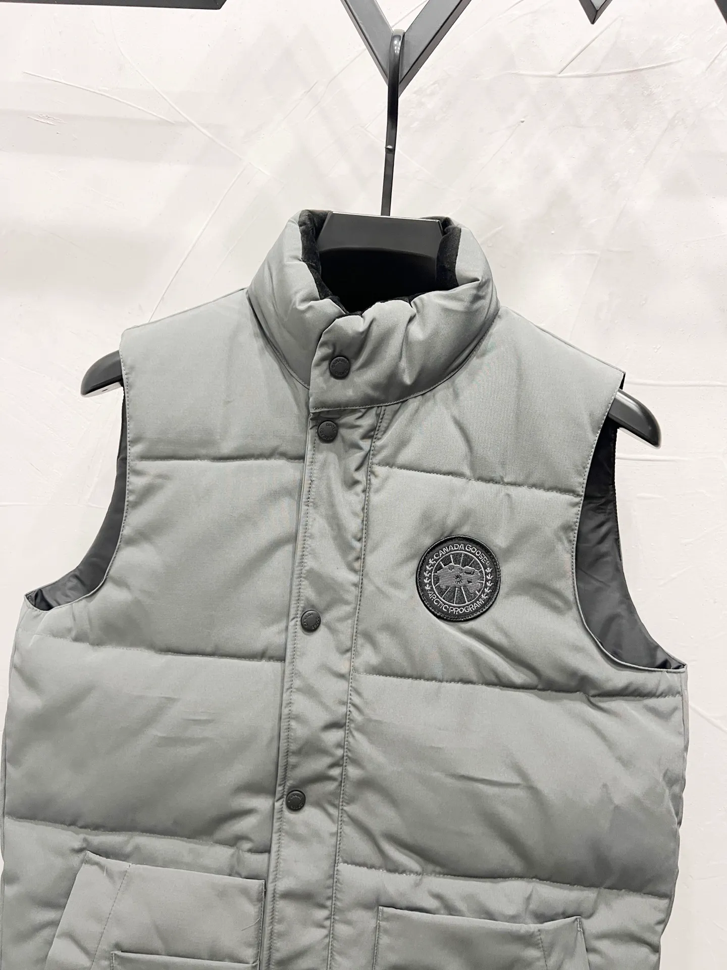 P330 model number: YC29 Canada goose/Canada Goose 4154M Freestyle Crew down vest, using international 50 down, genuine original clothing, pay attention to the version, YKK double zipper, velvet on the back collar, more warm, zippered hidden pocket on the inside, genuine mesh pockets on the inside. If you need to compare with the genuine product, check it out at any time. Accessories are all customized from the original factory. The fabric is molded and customized according to the original version. It can be restored by kneading it at will (fabric interpretation: the harder the fabric, the better the waterproof performance. Only those who buy the latest authentic version this year will notice the softness and comfort of the fabric. Soft fabrics are waterproof and have memory rebound function, which is the authentic fabric). The down is synchronized with genuine white duck down, fluffy and not clumps. The original version of Big Goose is white duck down. It is not the goose down boasted by the world's random copywriting. It can be verified through any official channel. Customized authentic YKK double zipper military-grade copper core zipper puller. High hardness and no jamming. The original smoothness is restored. The workmanship and wiring are all controlled by workers with more than ten years of service. They must be horizontal and vertical. No crookedness. The inner wiring density is more sophisticated. Feel free to compare. Big goose label. Collar label. Washed label. Hangtag. Zipper rope. Pocket label. Collar velvet. Buttons. All details are updated simultaneously with the original version. The best version. A fighter in a world-famous vest. Compare to the entire network. Color: Black White Navy Blue Gray Gray Gray Label Size: S-XXL